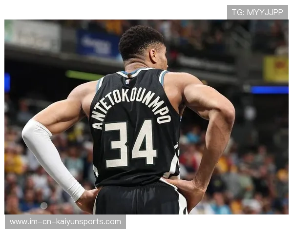 字母哥比赛后竟主动帮清理场地，被赞谦逊